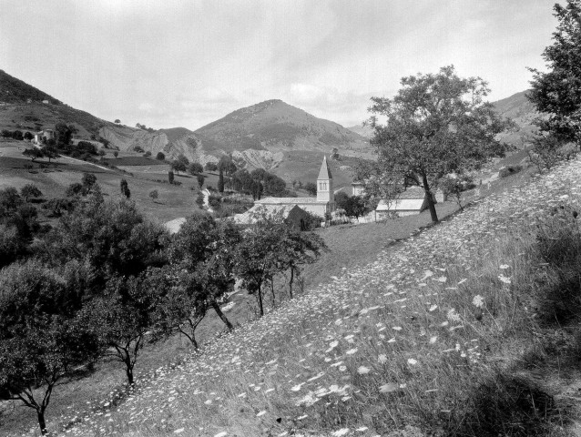 Bouvières.- Vue du village et de l'église Saint Antoine