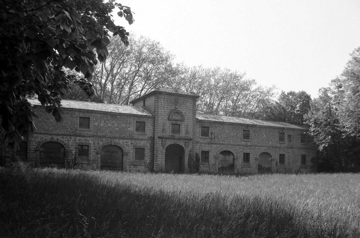 Châteaudouble.- Façade sur cour des grandes écuries du château.