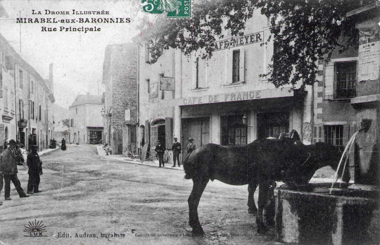 Le café de France, avenue de la Résistance.