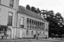 Triors.- Façade sud et aile est du château.