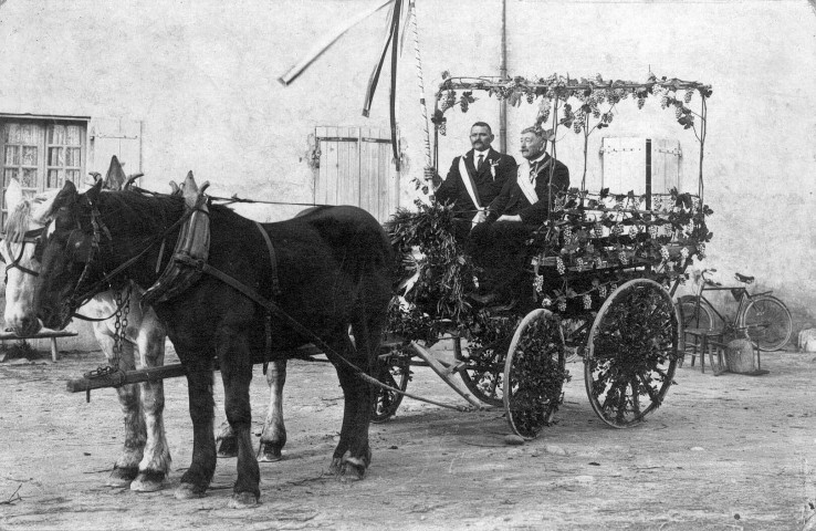 Loriol-sur-Drôme.- Char de la fête des Bouviers de 1923, à gauche Paul Rey, quartier Brancas.