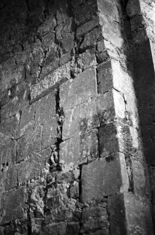 Cléon-d'Andran.- L'église Saint-Sauveur : structures romanes découvertes après piquages des enduits.