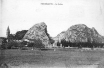 Le Rocher, l'église Saint-Jean-Baptiste et le cimetière.