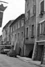 Buis-les-Baronnies. - Façade de maisons au nord de la place du Marché.