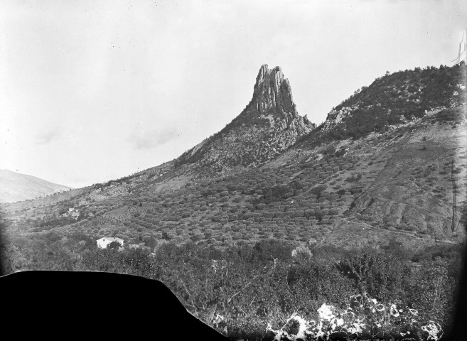 Buis-les-Baronnies.- Le rocher de Saint-Julien vu à la sortie Sud-Ouest de la ville.