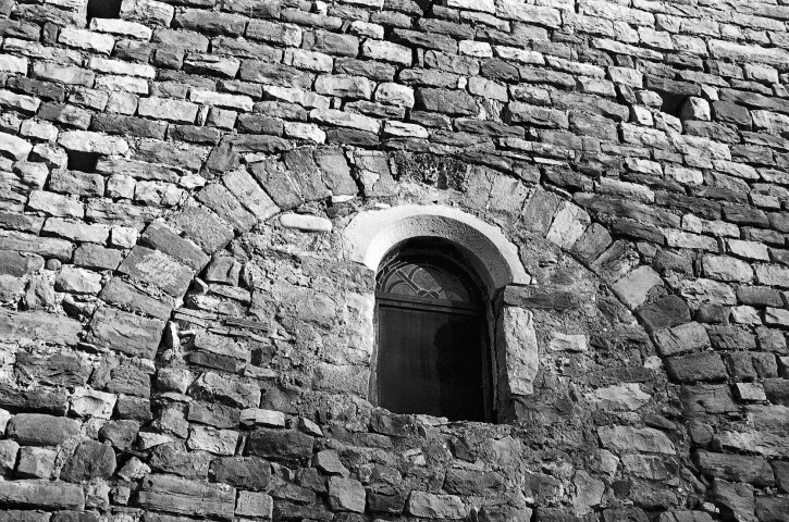 Francillon-sur-Roubion.- Détail de la façade principale de l'église Saint-Pierre-aux-Liens, fenêtre et porche bouché.