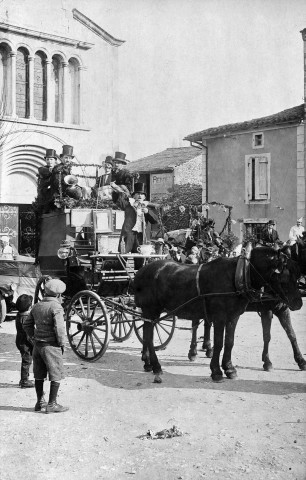 Bourdeaux.- Char de la cavalcade.