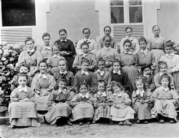 Saint-Laurent-en-Royans.- Groupe de muet et malentendant en institut.