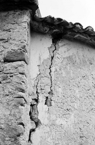 Châteauneuf-de-Bordette.- Fissures du chevet de la chapelle Saint Quentin.
