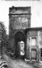 Porte fortifiée de l'ancien château seigneurial (XIIe siècle).