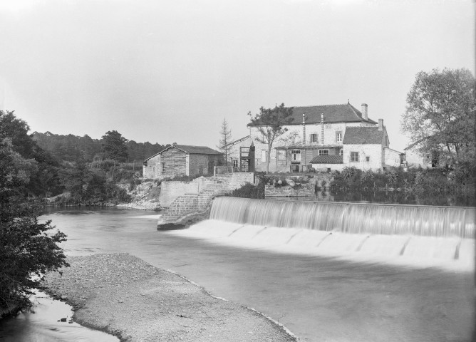 Jessains (Aube), usine de Beaulieu. - Le bâtiment des cardes et le déversoir.