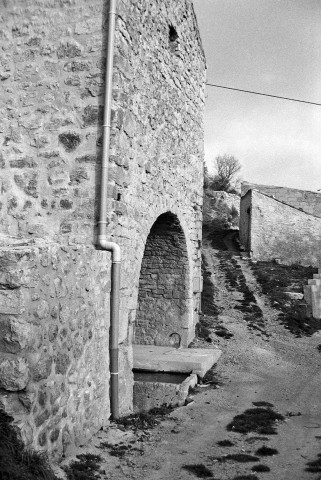 Vercoiran. - La façade sud de l'église du hameau d'Autane et le lavoir.