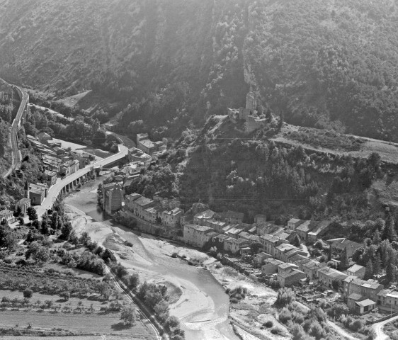 Vue aérienne du village et du pont sur la Drôme.