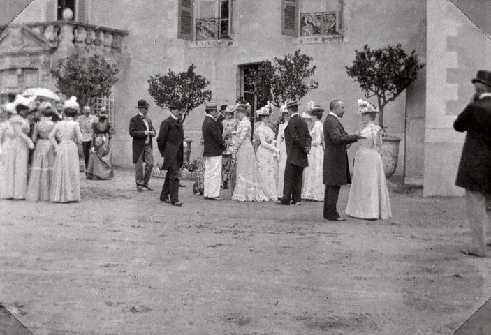 Peyrins. - Les invités du mariage au château de Sallmard.