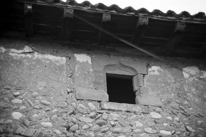 Manthes. - Détail de la façade sud sur cour des bâtiments de l'ancien prieuré.