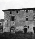 Manthes.- Façade sud de l'ancien Prieuré de bénédictins de l'ordre de Cluny.