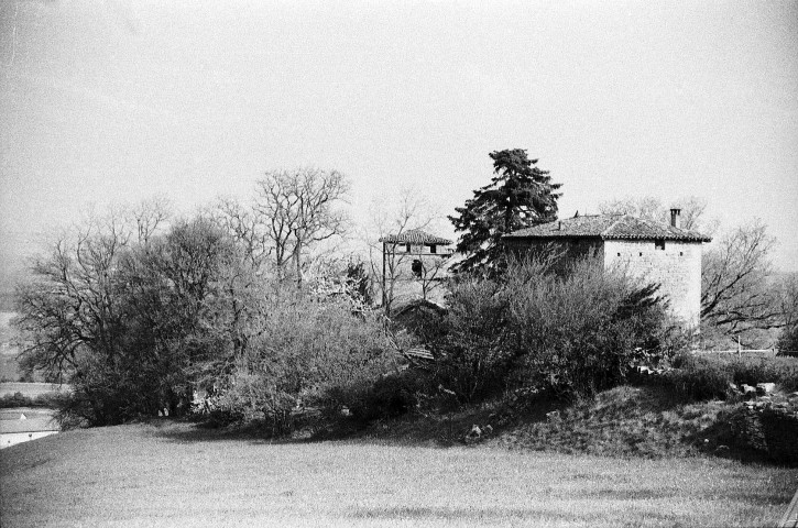 Bathernay. - Vue générale de l'église Saint-Étienne et du château.