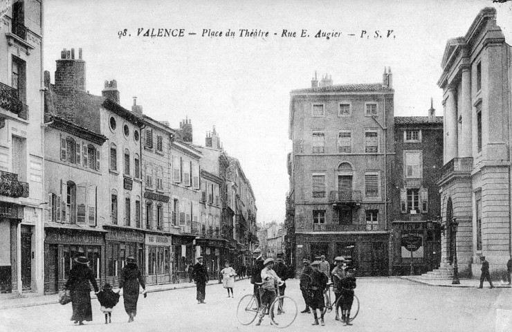 La rue Émile Augier, à droite le théâtre.