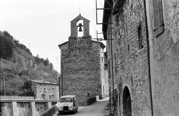 Pontaix. - La façade nord-est du temple.