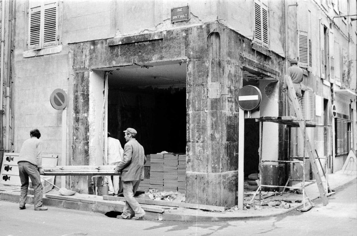 Valence.- Aménagement du magasin à l'angle des rues Vernoux et Briffaud.