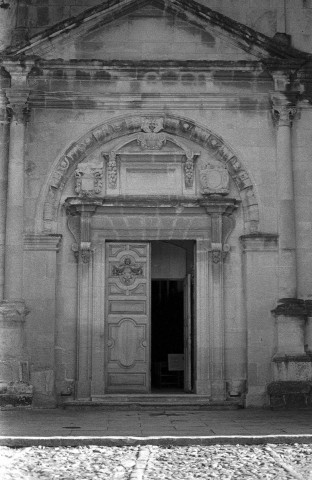 Grignan. - Le porche de la collégiale Saint-Sauveur.