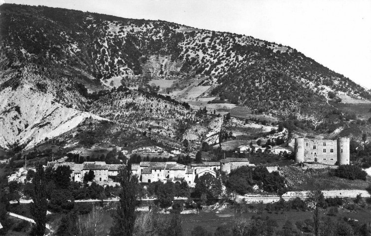 Vue d'une partie du village et du château.