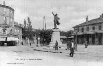 Le monument Désiré Bancel devant la gare.