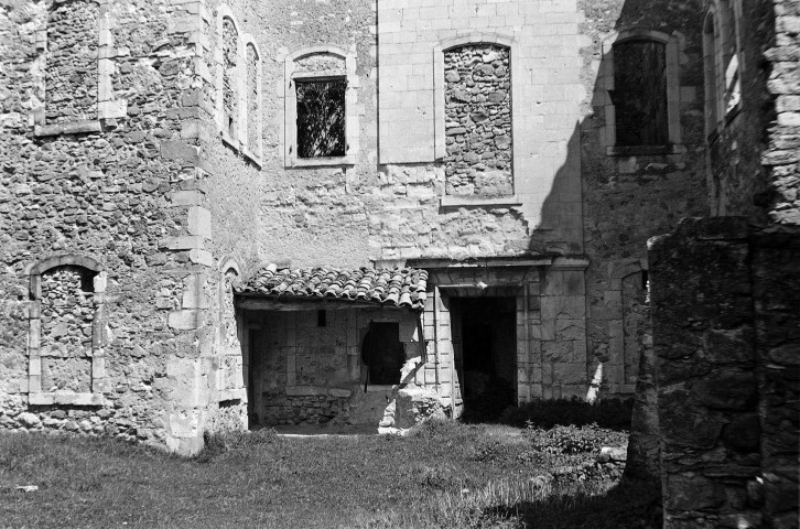 La Laupie.- Restes du château après le bombardement du village d'août 1944, restauré dans les années 60.