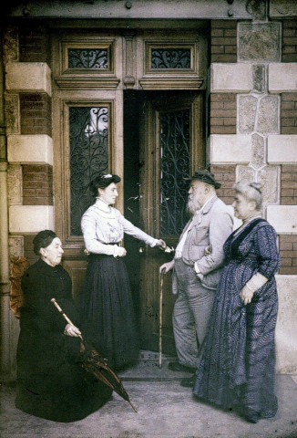 Saint-Uze.- Georges Dumont et sa femme, Madeleine Laurent épouse Camille Dumont leur belle-fille et assise Elisa(beth) Laurent née Cadet.
