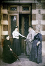 Saint-Uze.- Georges Dumont et sa femme, Madeleine Laurent épouse Camille Dumont leur belle-fille et assise Elisa(beth) Laurent née Cadet.