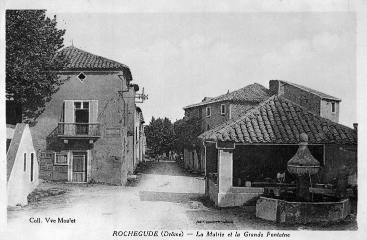 Rochegude.- Le lavoir et la fontaine, rue de l'Église.