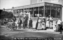 Valence .- Personnages devant le café de Chateauvert.