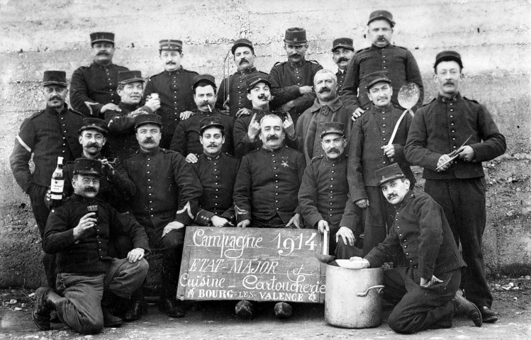 L'état major et les cuisiniers de la Cartoucherie.