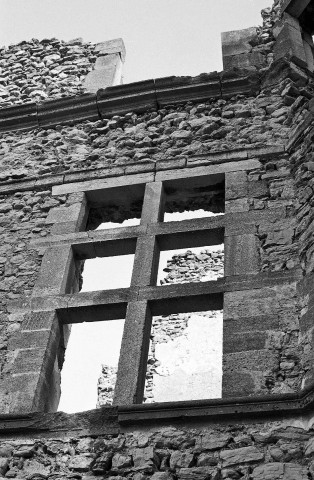 Montbrun-les-Bains. - Fenêtre de la façade sud du château.