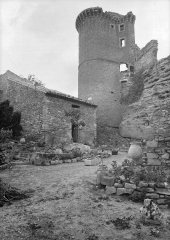 La Baume-de-Transit. - Le vieux village et la tour ronde de la fin du moyen âge.