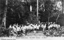 Grâne.- Les enfants de la colonie Jeanne d'Arc au Val Brian, priant.