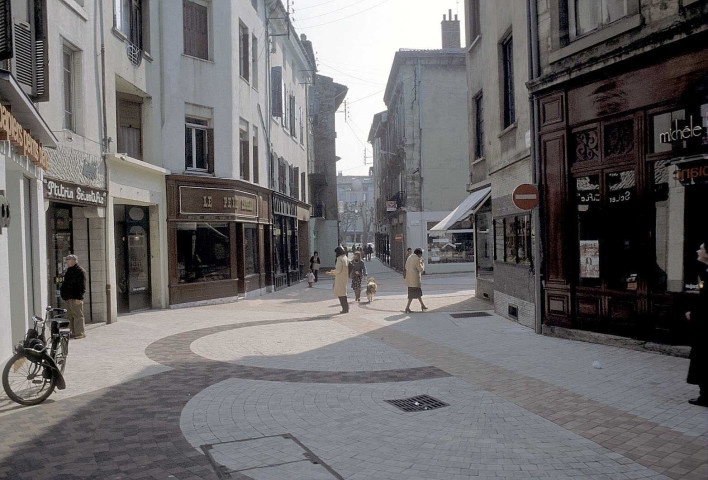 Valence.- Les premières rues piétonnes.