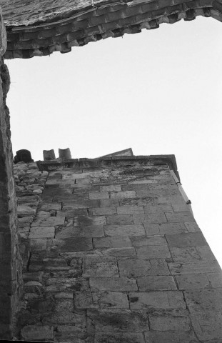 Rousset-les-Vignes.- Façade latérale au porche de l'église Saint-Mayeul.