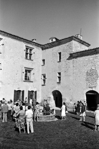 Montjoux. - Visite du château des Amis du Buis.
