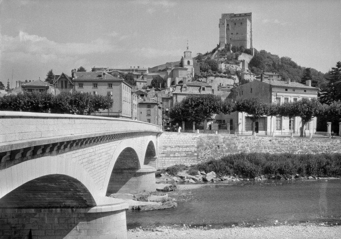 Crest. - Vue d'une partie de la ville et du pont Frédéric Mistral sur la Drôme.