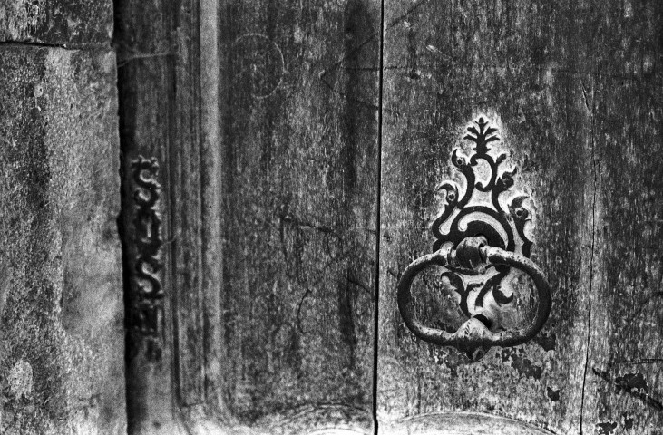 La Roche-sur-le-Buis.- Détails d'une porte du XVIIIe siècle dans le village.