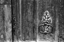 La Roche-sur-le-Buis.- Détails d'une porte du XVIIIe siècle dans le village.