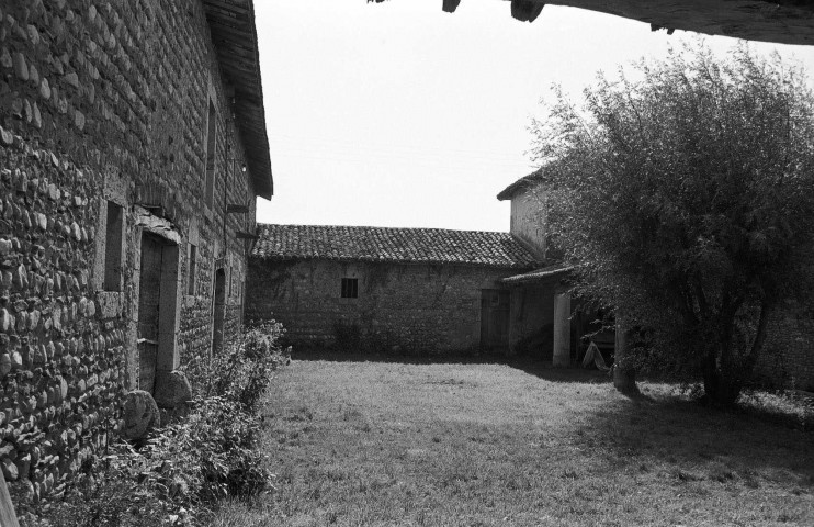 Bésayes. - Le façade est du domaine des Thévenins.