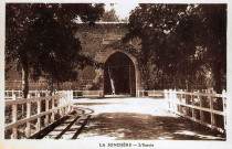 Le porche d'entrée du château la Jonchère.