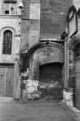 Valence. - Restes du cloître contre le transept nord de la cathédrale Saint-Apollinaire.