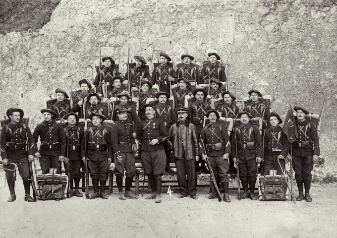 Photographies de groupe du 24ème bataillon de Chasseurs Alpins.