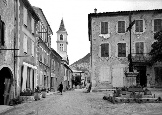 Luc-en-Diois. - Place de la Croix.