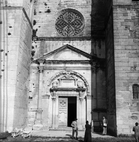 Grignan. - Le porche de la collégiale Saint-Sauveur.