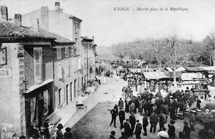 Étoile-sur-Rhône. - Jour de marché place de la République.