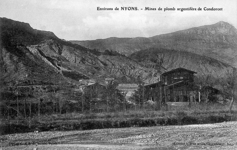 Gisements de strontiane, de célestine, de sulfure de zinc (blende) et de sulfure de plomb (galène). Ces derniers éléments furent à l'origine d'activités industrielles au 19ème siècle.